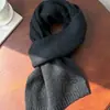 Novo Cachecol Pequeno de Lã para Mulheres, Estilo Coreano Outono/Inverno, Cachecol de Tricô Macio e Fofo de Cor Sólida, Cachecol Quente com Logo Metálico Simples
