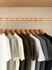 Elegante novo top de malha versátil e estiloso para o início do outono, com gola semi-alta, corte slim, decote redondo e mangas curtas, novidade 2026