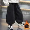 Calças de Moletom Forradas para Meninos Outono e Inverno Macacãozinho de Veludo Calça de Moletom 2026 Nova Calça Grossa com Punho e Barra Curva para Crianças
