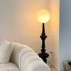 Lámpara de pie de columna romana de mediados de siglo, adecuada para sala de estar, colocada junto al sofá, dormitorio retro de estilo francés, creando un ambiente sofisticado y artístico