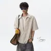 Camisa Falsa de Dos Piezas para Hombre, Nuevo Estilo Verano 2026, Camisa de Rayas Verticales con Cuello en V, Marca de Moda, Dobladillo Elástico, Camisa de Manga Corta