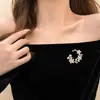 Broche de Perla y Flor Pin de Corsage de Alta Gama para Mujer Diseño de Nicho Lujo Elegante Accesorios Versátiles para Traje y Abrigo