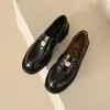 Zapatos de Cuero Pequeños Camelia Amor Hebilla Dorada Retro Suela Gruesa Boca Profunda 2026 Invierno Slip-on Estilo Perezoso Mocasines para Mujer