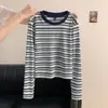 Venta al por mayor transfronteriza Otoño e Invierno Toma real Camiseta de manga larga a rayas con combinación de colores Hombro derecho Mujer Delgado Elegante Aspecto adelgazante Top básico