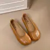 Novos sapatos slip-on, sapatos pequenos de couro versáteis, sapatos rasos de dedo dividido para o verão, moda versátil, sapatos planos de pele de porco 2026, sapatos preguiçosos