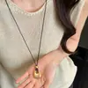 Colar com Pingente Redondo Plissado de Metal Retro Francês Corrente para Suéter com Toque de Luxo Leve High-End Elegante Exquisito Versátil