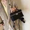 Bolso pequeño cuadrado, sencillo e informal, portátil, de invierno 2024, nuevo bolso bandolera de hombro con diseño de nicho personalizado vintage para mujer