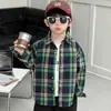 Camisa de cuadros verdes de otoño para niños, nuevo estilo primavera/otoño 2026, moderna y genial, top elegante para niños pequeños