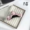 Presilha de Banana Doce Tridimensional com Laço Duplo Estilo Coreano, Elegante Presilha para Rabo de Cavalo, Grampo Versátil para o Dia a Dia, Acessório de Cabelo de Nicho
