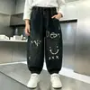 Pantalones de Ropa Otoñal para Niños Niños Estilo Nuevo 2026 Niños Medianos y Grandes Estilo Primavera y Otoño Vaqueros Modernos Atractivos Pantalones Largos de Otoño para Niños