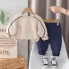 Conjunto moderno para niños con estampado de letras y ribete de color contrastante, sudadera de manga larga con cuello redondo combinada con pantalones jogger, conjunto de dos piezas