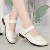 Sapatos femininos com fivela para mães 2024 novos sapatos planos de primavera e verão de camada única de couro macio com sola macia para idosos sapatos femininos confortáveis