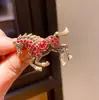 Broche de Caballo de Esmalte Retro de Lujo Ligero de Moda con Pedrería Pin Versátil para Ropa Anti-Exposición