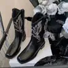 Botas Martin de Tacón Grueso de Moda Ultra-Populares Versátiles Bordadas Estilo Vaquero Occidental 2025 Retro de Media Pantorrilla Punta Cuadrada sin Cordones Botas de Montar