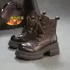 Jiezhou Colección Otoño 2026: Botas estilo Martin de cuero de primera capa, forradas de felpa, corte relajado con suelas gruesas para mayor altura, zapatos versátiles y elegantes para mujer