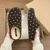 Chinelos de plataforma de algodão com bolinhas da moda para interior/exterior para mulheres 2026 Inverno chinelos de algodão fechados com forro de pelúcia, fáceis de calçar