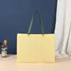 Bolsas de tela no tejida tridimensionales, gruesas, en stock y de moda, adecuadas para tiendas de ropa, centros comerciales y como bolsas de compras ecológicas.; se puede personalizar con un logo