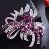 Broche de cristal de luxo leve de alta qualidade para mulheres, broche de lapela de moda simples, acessórios de vestuário, broche de pérola, fabricantes atacadistas