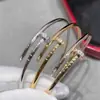 Modelo nuevo clásico V-gold de alta gama, pulsera de uñas delgada y elástica con diamantes en los extremos, superficie lisa, versión delgada sin diamantes, CNC de alta gama
