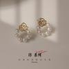 Pendientes de flores huecas de doble capa, pendientes de diseño de camelia vintage francesa, pendientes nuevos de temperamento de perla al por mayor