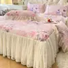 Faldón de Cama Acolchado Estilo Coreano Pieza Única Cepillado Estampado Engrosado Cubrecama Juego de Tres Piezas Cubierta Protectora de Polvo para Colchón Universal Todas las Estaciones