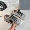 Tênis casuais infantis 2026 com estampa de estrelas, sola macia, antiderrapante, com lantejoulas, moderno, fashion, respirável, calçados esportivos para meninos e meninas