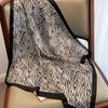 Corea del Sur Primavera y Otoño Nuevo Estampado de Leopardo Elegante Pañuelo Cuadrado Pequeño Pañuelo de Seda Bufanda para Mujer de Doble Uso Pañuelo para la Cabeza Cinturón para el Cabello Bufanda Decorativa Bufanda para Protección del Cuello
