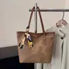 Bolsa de Gran Capacidad para Mujer, Bolso de Hombro de Nicho a la Moda, Nuevo Bolso Tote Versátil Elegante 2026 para Viajes Diarios, Bolso para Clase