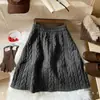 Falda Gris Coreana de Punto Trenzado Ultra Suave con Cintura Elástica Engrosada de Corte A para Mujer, Falda de Invierno Versátil que Adelgaza con Patchwork Floral de Longitud Media