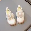 Sapatos de princesa com laço de pérola para meninas, nova coleção de outono, sapatos de couro com sola macia, sapatos single estilosos para meninas pequenas, sapatos de performance infantil