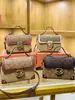 Bolso cuadrado pequeño transfronterizo para mujer, nuevo bolso de mano moda 2026 color rojo rosa, bolso de hombro cruzado individual elegante de alta gama, moderno