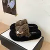 Chinelos fofos retrô de sola grossa, nova coleção outono/inverno 2026, chinelos de pele de carneiro inspirados em Chanel para mulheres, adequados para uso externo