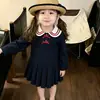 Vestido plissado estilo marinho para meninas, coleção outono 2026, vestido com gola color block, vestido de manga comprida em estilo preppy para meninas pequenas