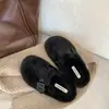 Chinelos fechados estilo francês retrô com forro de pelúcia para mulheres, sapatos de algodão de sola grossa para o inverno 2026, tamancos casuais sem cadarço para mulheres