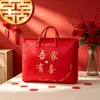 Bolsa de armazenamento de colcha bordada de alta qualidade, uma bolsa vermelha para o enxoval da noiva, perfeita para celebrações de casamento, à prova de umidade e poeira