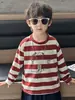 Q127 Camiseta infantil listrada de manga longa estilo coreano, coleção de outono para meninos, gola redonda, estampa de cachorro de desenho animado, camiseta de manga longa listrada, moderna