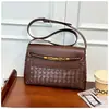 Atacado Transfronteiriço de Bolsas Pequenas com Novo Padrão Tecido Retro para Mulheres, Bolsas de Ombro e Transversais Modernas de Luxo Leve, Bolsas de Alta Qualidade para o Dia a Dia