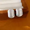 Brincos em forma de C com textura de agulha de prata, estilo minimalista de metal, brincos de nicho simples e únicos, luxo leve com toque de alta qualidade, atacado