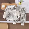 Conjunto de Roupa Masculina para Primavera e Outono 2026 Nova Roupa Casual Estilosa para Crianças, Colete com Capuz para Bebê Conjunto de Três Peças de Manga Longa