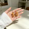 Brincos novos populares de design nicho fresco para primavera e verão, brincos stud florais versáteis e elegantes de luxo leve para mulheres