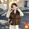 Conjunto de Invierno para Niñas con Felpa Gruesa Estilo Nuevo Chaleco Acolchado de Algodón Ropa Interior Pantalón Recto Conjunto de Tres Piezas Niños Medianos y Mayores