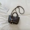 Elegante, minimalista y chic bolso pequeño casual de hombro, nueva colección principios de otoño 2026, bolso de mano de moda de color liso estilo coreano