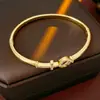 Pulseira com Fivela de Cruz Flechada Banhada a Ouro Real Luxo Acessível Design de Pulseira Versátil de Alta Qualidade Joia de Mão de Nicho para Mulheres