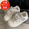 Populares zapatillas blancas tipo puff estilo alemán color plata brillante para mujer, nuevo modelo otoño 2026, zapatillas deportivas versátiles de corte bajo para estudiantes