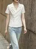 Camisa Curta de Manga Curta com Decote V na Cor Damasco Estilo Coreano para Mulheres, Blusa Única com Gola Suit para o Verão 2026, Top Deslumbrante que Marca a Cintura