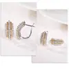 Brincos de Zircônia Elegantes e Requintados de Cao Shi, Brincos de Design de Alto Padrão com Linhas Bicolores, Acessórios Clássicos para o Dia a Dia e Férias
