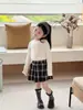 Nova Roupa Infantil Estilo Coreano Outono 2026: Elegante Trench Coat Estilo Britânico com Gola Plissada e Laço para Meninas