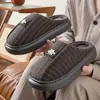Novas pantufas masculinas de algodão 2026, espessadas e forradas com fleece para aquecimento, com sola grossa e design antiderrapante, adequadas para homens idosos, estilo inverno