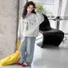 Sudadera para Niña 2026 Nuevo Modelo Estilo Universitario Infantil Cuello Polo Graffiti Primavera Otoño Conjunto de Dos Piezas Sudadera y Jeans