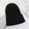 Gorro tejido grueso de invierno al por mayor suministro directo ins cuerpo ligero celebridad de internet gorro de lana simple moda gorro con forro polar para mujer